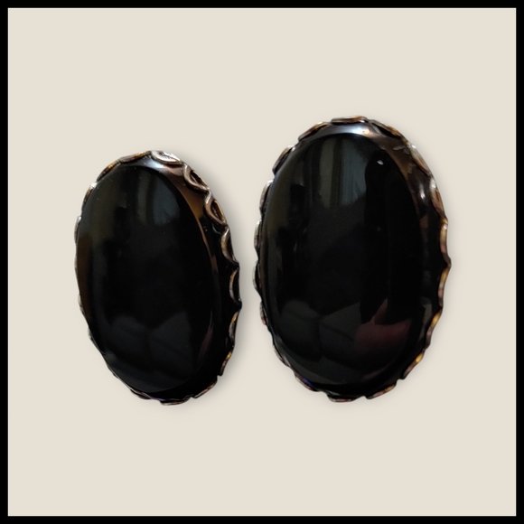 Jewelry - Vintage Screw Back Black Oval Earrings